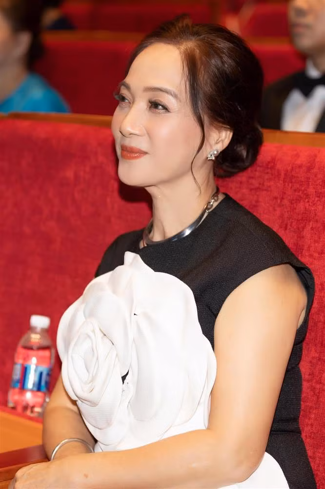 KHÓ TIN: Nhan sắc NSND Lê Khanh 'hạ' cùng lúc 3 hoa hậu - Hình 8 KHO TIN: Nhan sac NSND Le Khanh 'ha' cung luc 3 hoa hau-Hinh-8