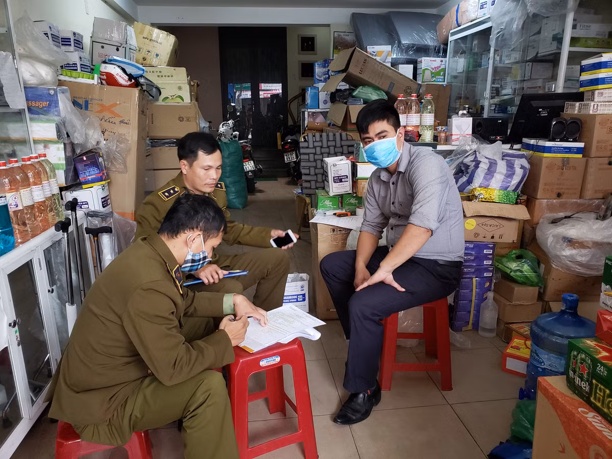 Hành vi lợi dụng dịch COVID-19 để định giá mua, giá bán hàng hóa, dịch vụ bất hợp lý mức phạt từ 20-30 triệu đồng, buộc nộp ngân sách nhà nước số tiền thu lợi bất hợp lý. Lưu ý mức phạt các hành vi vi phạm nêu trên là đối với cá nhân, mức phạt tiền đối với tổ chức gấp 2 lần mức phạt cá nhân. (Ảnh minh họa) 