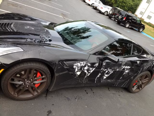 Siêu xe Chevrolet Corvette Stingray bị tạt axit vì "ghen tuông".