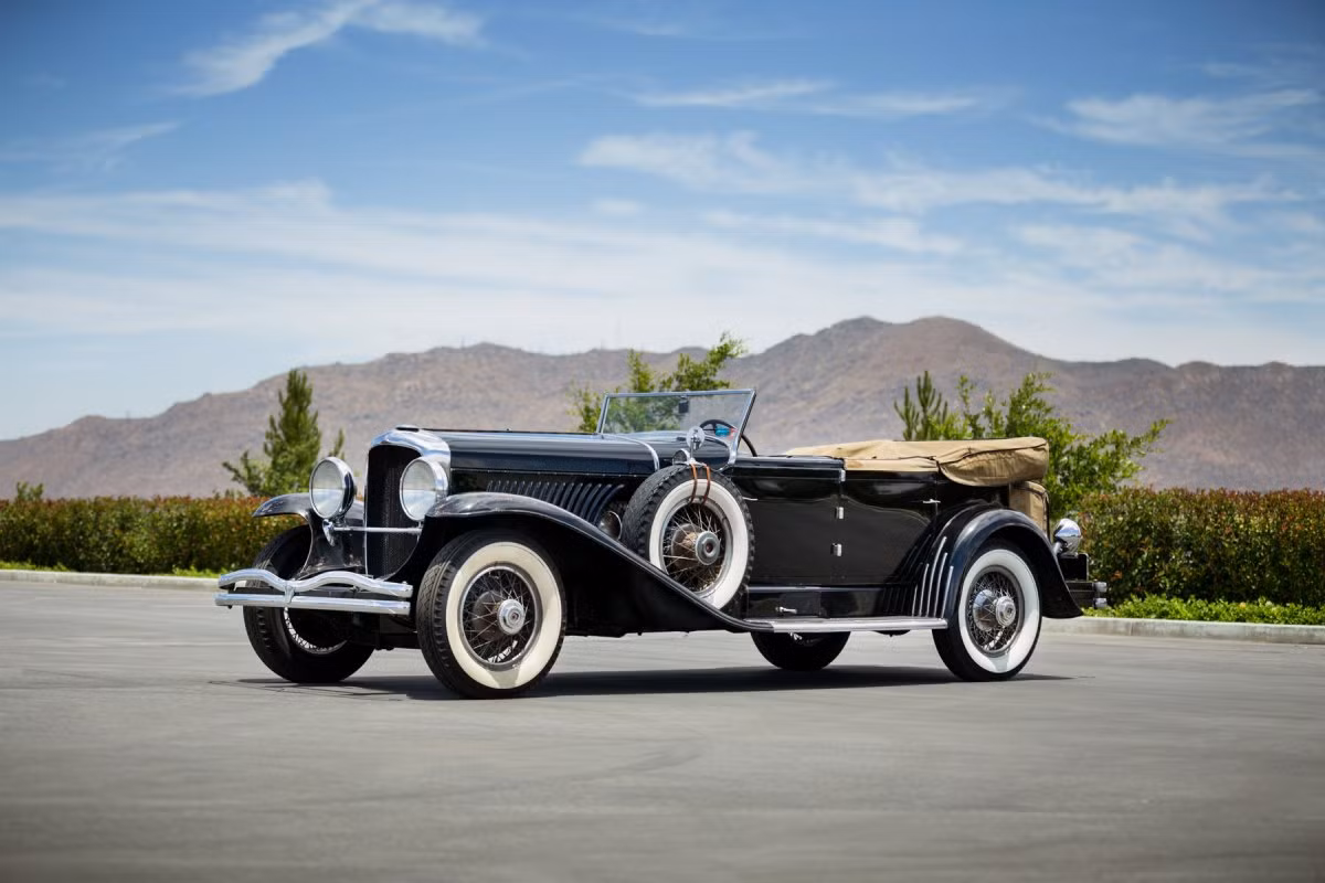 Chỉ có 5 chiếc Duesenberg J mẫu Convertible Sedan từng được bán ra thị trường năm 1929. Chiếc xe từng là mẫu sedan đầu tiên có mức giá cao nhất thế giới trước thế chiến thứ 2. Hiện chiếc xe được rao bán với giá 1,75 triệu USD.