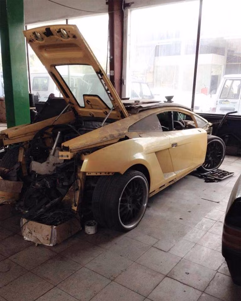 Hiện "xác xe" bất ngờ xuất hiện tại 1 gara thuộc quận Cầu Giấy, Hà Nội.