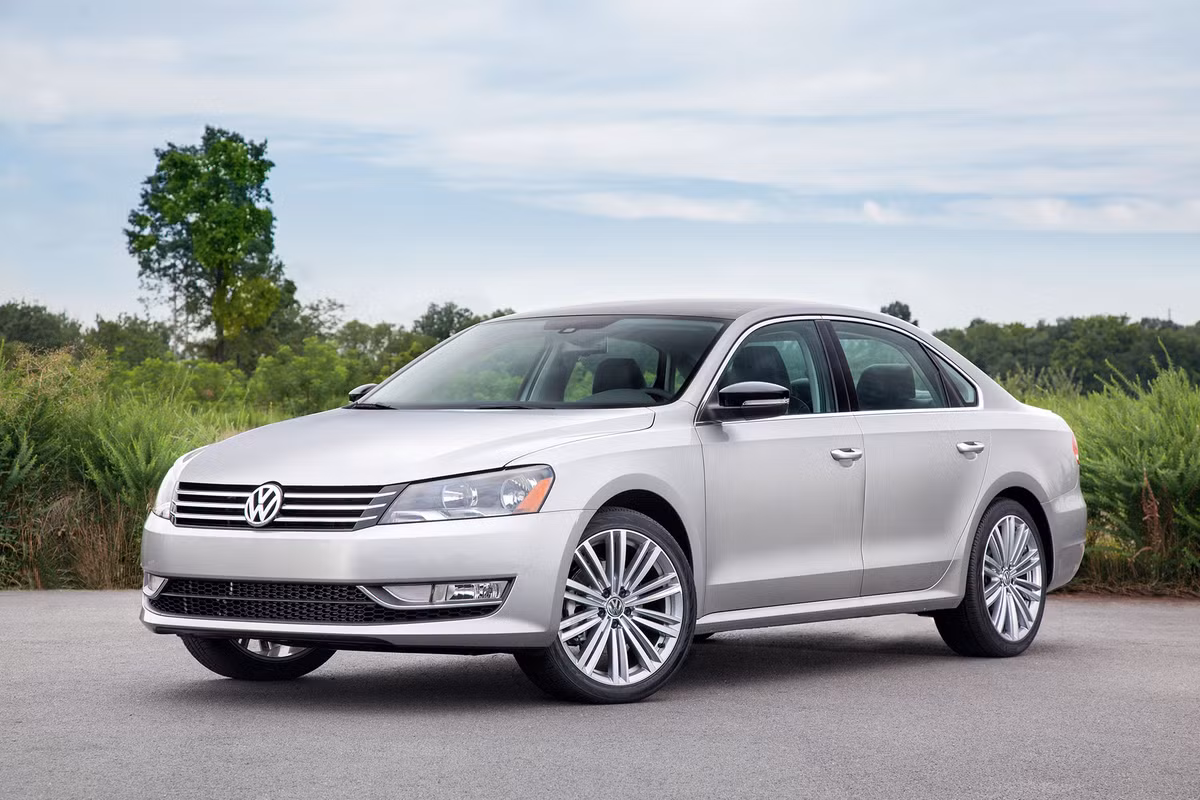 Thiết kế phiên bản mới của dòng sedan Volkwagen Passat có khá nhiều khác biệt so với model hiện hành. Vốn là đối thủ kỳ cựu của các mẫu sedan Nissan Altima, Honda Accord hay Chevrolet Impala, Volkwagen Passat đang lăm le cạnh tranh với các đối thủ cao cấp hơn đến từ thương hiệu Mercedes-Benz hay BMW.