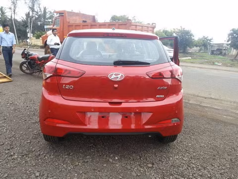 Các xe trong đợt hàng đầu tiên có các màu sắc: xanh, đỏ và trắng.