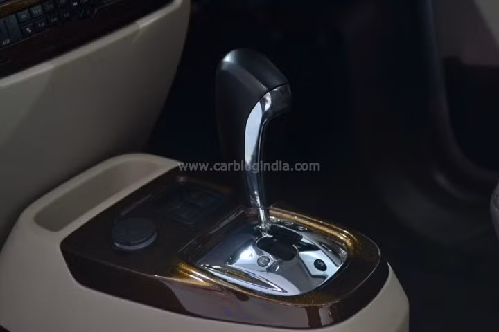 Cần số mạ kim loại chống gỉ sáng bóng.