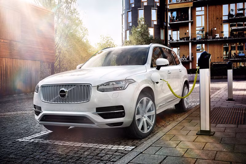 Xe sử dụng động cơ Twin-Turbo diesel D5 công suất 225 mã lực và mô-men xoắn đạt 246 vòng/phút; hoặc động cơ xăng T6 320 mã lực và mô-men xoắn 295 vòng/phút.