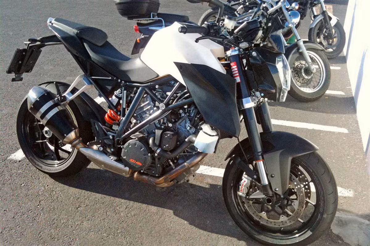 Về trang bị, người hâm mộ kỳ vọng rằng KTM 1290 Super Adventure 2015 sẽ đi kèm với hệ thống chống bó cứng phanh ABS, hệ thống kiểm soát lực kéo, hệ thống kiểm soát ổn định, hệ thống kiểm soát hành trình…