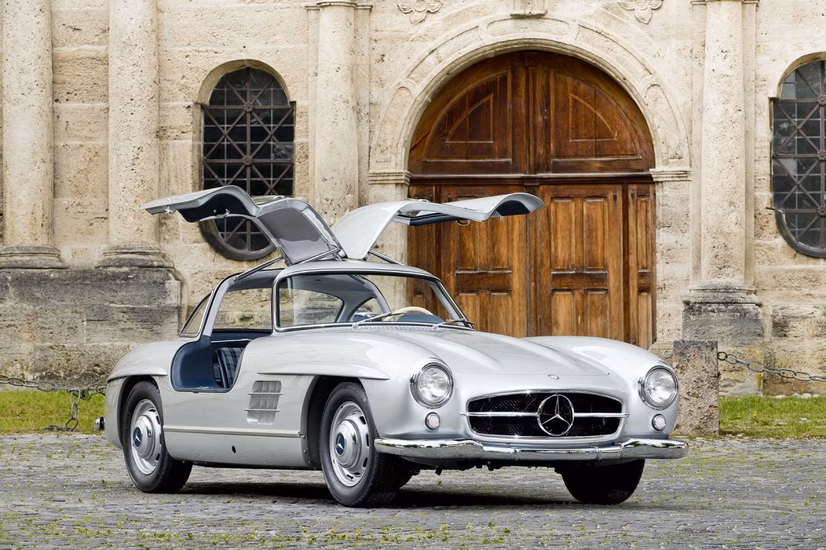 Mercedes-Benz 300 SL ra mắt tại New York International Motor Sports Show năm 1954 nhanh chóng trở thành 1 trong những "thế lực" hàng đầu châu Âu lúc bấy giờ. Xe cung cấp công suất 240 mã lực, ngang bằng những mẫu xe đua ngày nay. Xe dự kiến được bán với giá 4,5 triệu USD.