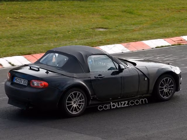 Hình ảnh hiếm hoi của Mazda MX-5 Teaser 2016 chạy thử trên đường đua chuẩn bị cho ngày ra mắt. Giá xe hiện chưa được tiết lộ.
