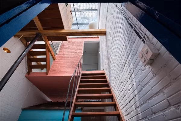 Căn nhà bên ngoài lụp xụp, rộng chỉ 3m nhưng bên trong lại có thiết kế đặc biệt - Hình 6 Can nha ben ngoai lup xup, rong chi 3m nhung ben trong lai co thiet ke dac biet-Hinh-6