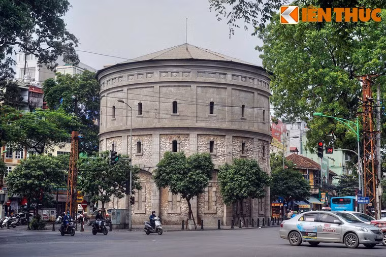 Ở đầu phố phía Tây, vào năm 1894 người Pháp cho dựng tháp nước Hàng Đậu làm nơi chứa nước trong hệ thống cung cấp nước đô thị được xây dựng giai đoạn này. Tháp xây kiên cố như một pháo đài với những bức tường đá dày gia cố bằng hệ thống cột chịu lực bê tông cốt thép vững chãi.