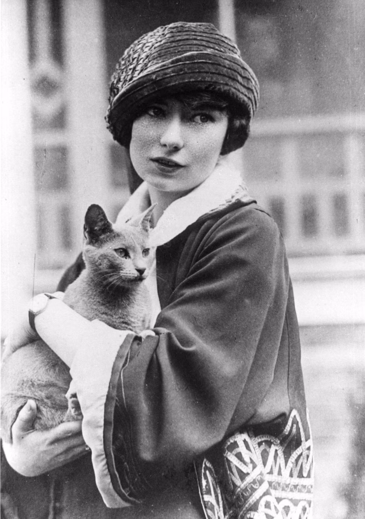 Margaret Mitchell (Canh Tý, 1900 - 1949) là một nữ tiểu thuyết gia người Mỹ. Bà đã nhận được giải Pulitzer vào năm 1937 nhờ quyển tiểu thuyết cực kỳ thành công Cuốn Theo Chiều Gió, xuất bản năm 1936. Đây là một trong những cuốn sách phổ biến nhất mọi thời đại. Mời quý độc giả xem video: Đi tìm Tết Việt. Nguồn: VTC14.