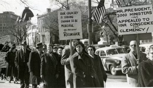 Bà Ethel Rosenberg và chồng đã bị hành quyết trên ghế điện tại nhà tù Sing Sing vào năm 1953. Cái chết của họ đã gây ra một làn sóng phẫn nộ trong dân chúng Mỹ vì bản án bị cáo buộc là vô nhân đạo.