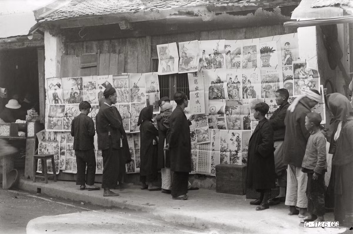 Quầy tranh Tết trên một con phố Hà Nội năm 1929. Treo tranh Tết trong nhà là tập quán phổ biến của người Việt vào dịp Tết Nguyên Đán một thế kỷ trước.
