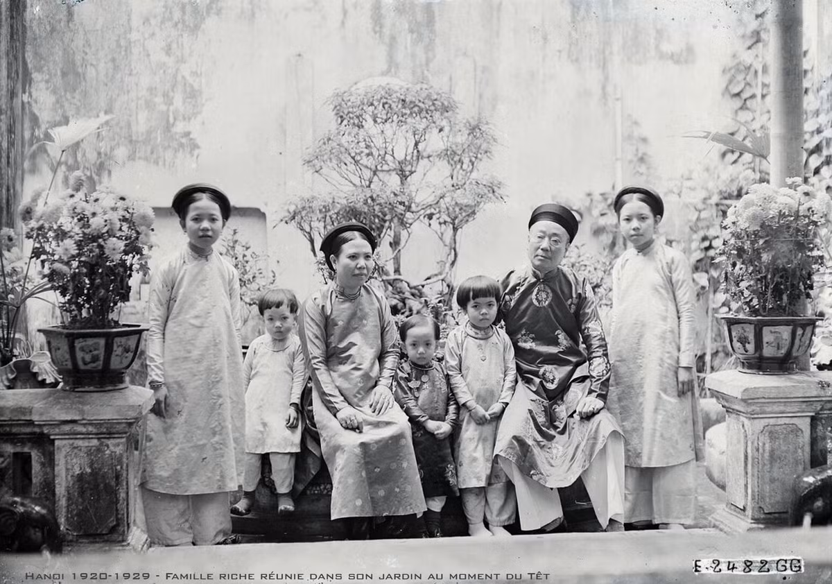Một gia đình Hà Nội chụp ảnh kỷ niệm vào dịp Tết, thập niên 1920. Mời quý độc giả xem video: Đi tìm Tết Việt. Nguồn: VTC14.