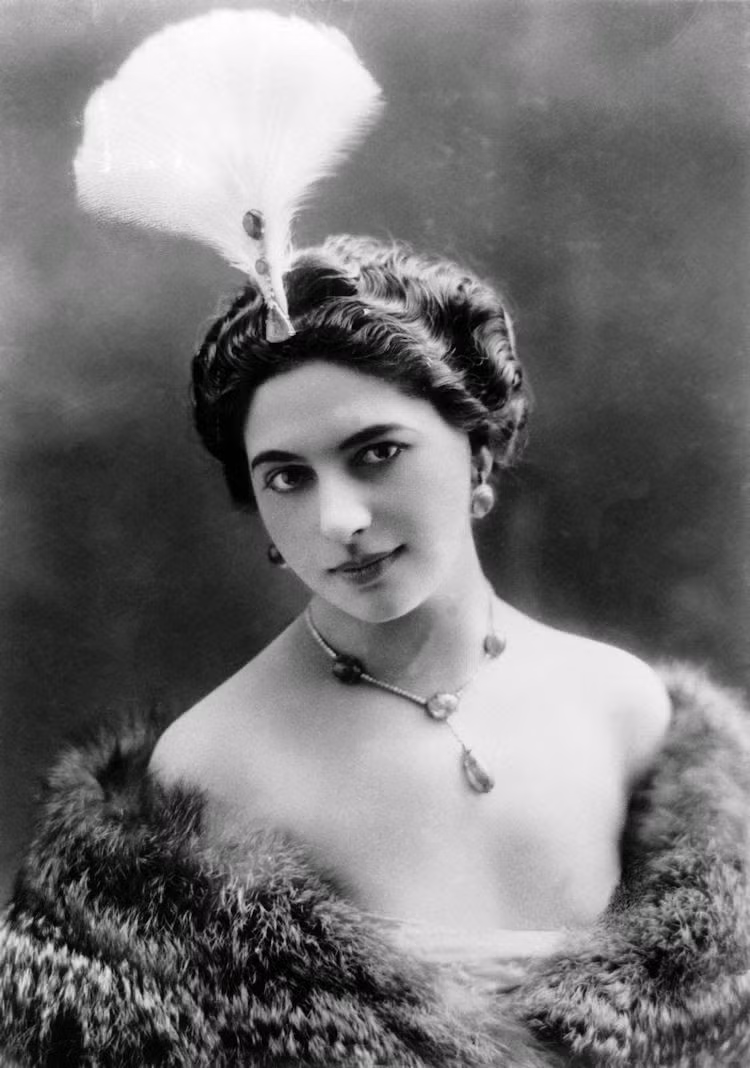 Trong lịch sử ngành tính báo thế giới, Mata Hari (1876-1917) được mệnh danh là nữ điệp viên quyến rũ nhất mọi thời đại. Tuy nhiên, trái ngược với vẻ đẹp rạng người, cuộc đời của bà đã kết thúc trong bóng đêm buồn thảm.