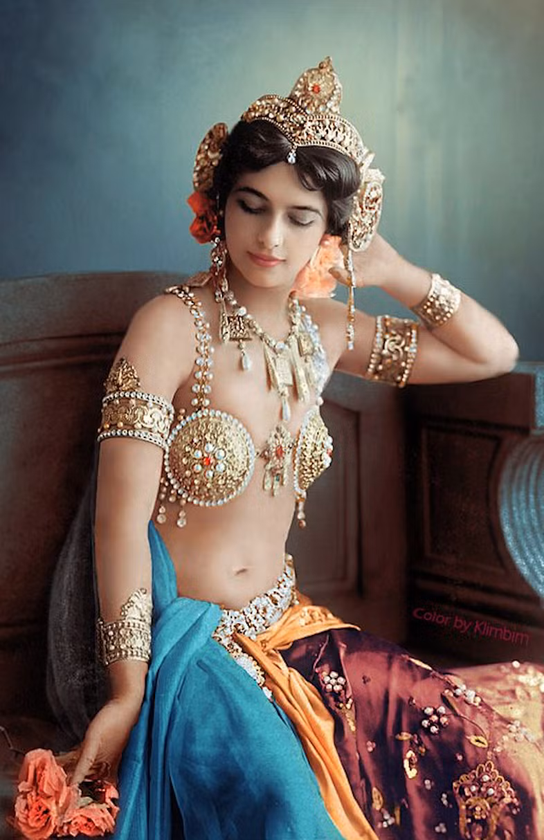 Ngày nay, cuộc đời bí ẩn và cái chết của Mata Hari vẫn là nguồn cảm hứng cho nhiều tác phẩm văn học và điện ảnh ở các nước Âu – Mỹ.