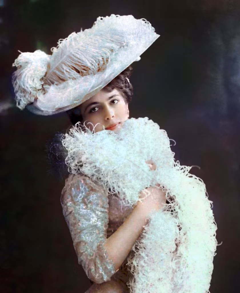 Vào năm 1917, người Pháp cáo buộc bà làm gián điệp cho Đức. Mata biện hộ rằng, bà được trả tiền để làm gián điệp cho người Pháp ở Bỉ, nhưng các nhà chức trách Pháp cho biết bà là điệp viên hai mang và bà đã bán các thông tin mật cho người Đức.