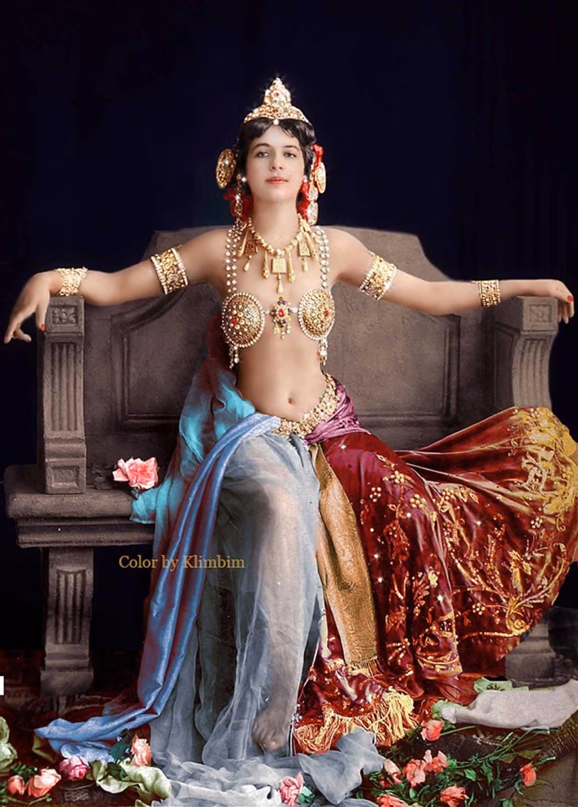 Mata Hari có tên thật là Margaretha Geertruida Zelle, sinh ra trong một gia đình buôn bán mũ ở thị trấn Leyvarden thuộc miền Bắc Hà Lan. Khi trưởng thành, bà trở thành một vũ công nổi tiếng với những màn thoát y nóng bỏng.