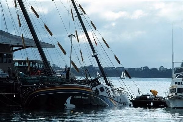 Theo điều tra ban đầu của cảnh sát New Zealand, thủ phạm phá hoại tàu là hai vợ chồng người Pháp: Claire và Jacques Turenge. Sau đó, cả hai bị tuyên án 10 năm tù giam. Tuy nhiên, nghi có những khuất tất bên trong vụ việc này, tờ Le Monde của Pháp quyết định mở một cuộc điều tra.