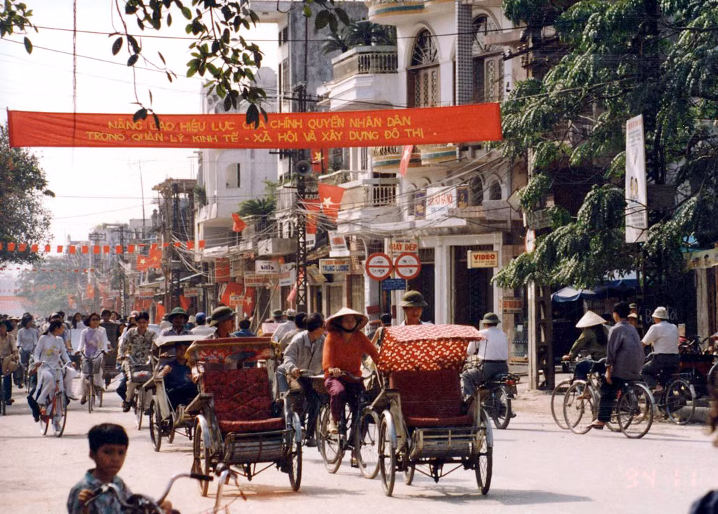 Giáo thông giờ cao điểm trên một tuyến phố chính của Hà Nội năm 1994. Vào thời điểm này xe đạp và xích lô vẫn là phương tiện đi lại chủ yếu. Ảnh: Fukada Hiroshi.
