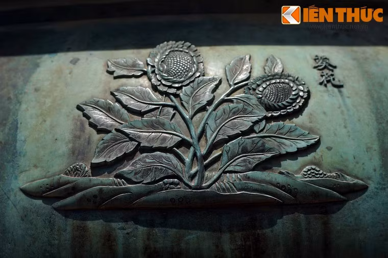 Thuần đỉnh, chiếc đỉnh thứ sáu có hình tượng "Quỳ hoa" là cây hoa hướng dương, loài cây được trồng để lấy hoa làm cảnh và lấy hạt làm thực phẩm, dược liệu.