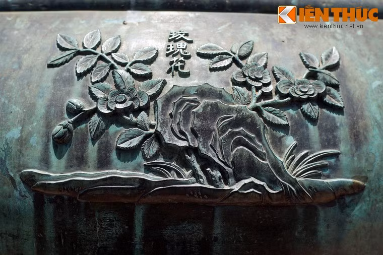 Anh đỉnh, chiếc đỉnh thứ tư có hình tượng "Mai khôi hoa" là cây hoa hồng, loài cây cho hoa thơm và đẹp, được trồng phổ biển trong các khu vườn xưa.