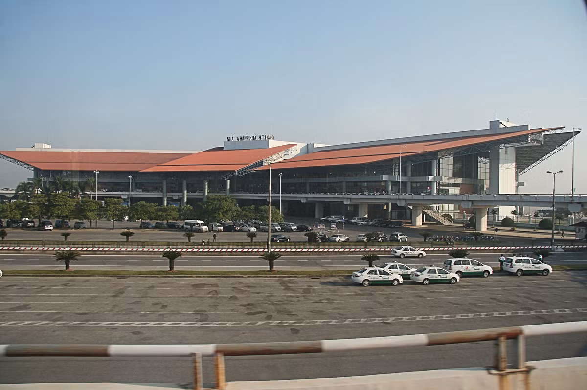 Nếu người dân đi bằng phương tiện hàng không, thì tất cả sẽ tập trung ở Sân bay Quốc tế Nội Bài. Sân bay này cách trung tâm thành phố Hà Nội 30 km.