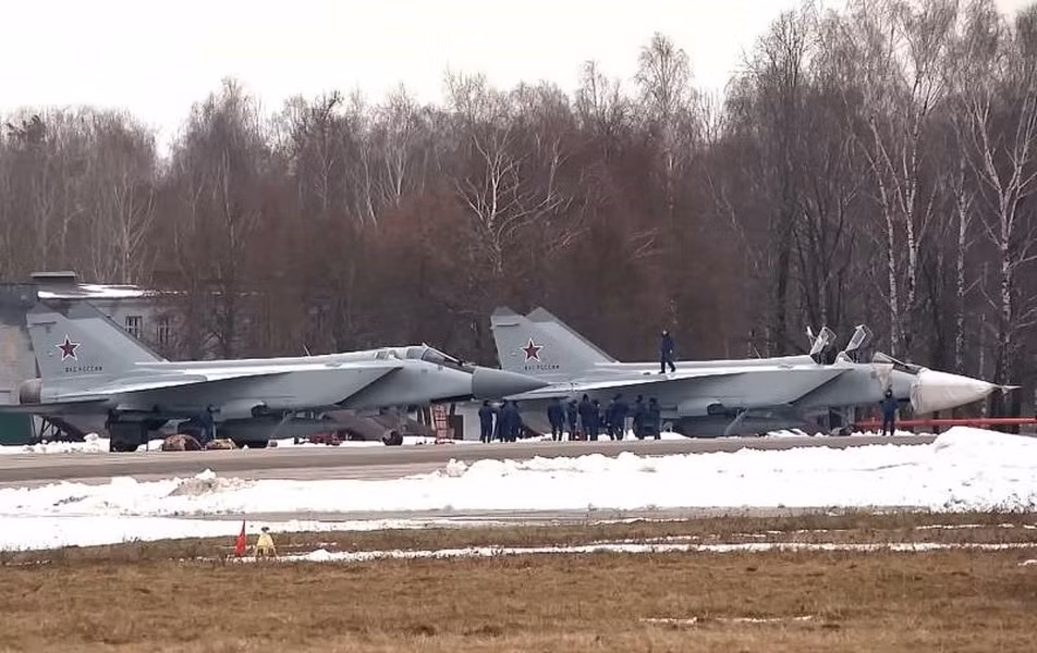 Kyiv hiểu rằng tên lửa Kinzhal có khả năng tấn công bất kỳ mục tiêu nào trong khu vực, bỏ qua mọi lưới lửa phòng không bảo vệ, cho nên việc máy bay Nga cất cánh dẫn đến cảnh báo không kích, gây đình trệ mọi hoạt động sản xuất vì phải lo trú ẩn, từ đó gây hại tới nền kinh tế Ukraine. Theo National Interest.