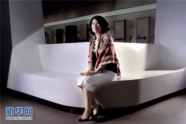 Bà Dong Mingzhu xuất hiện trong căn phòng thiết kế mẫu ở Tập đoàn Gree. Vào năm 1990, khi đó Gree mới chỉ là một công ty địa phương, bà Gree bắt đầu gia nhập đế chế này với vị trí nhân viên kinh doanh. Gree hiện là một trong những nhà sản xuất thiết bị gia dụng lớn nhất ở Trung Quốc.