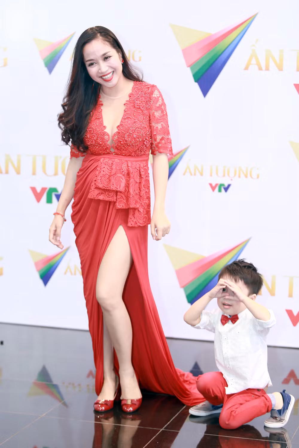 Tham gia sự kiện, bà bầu Ốc Thanh Vân gợi cảm trong chiếc váy xẻ cao. Bước sang tháng thứ 4 của thai kỳ nhưng Ốc Thanh Vân vẫn tất bật chạy show.