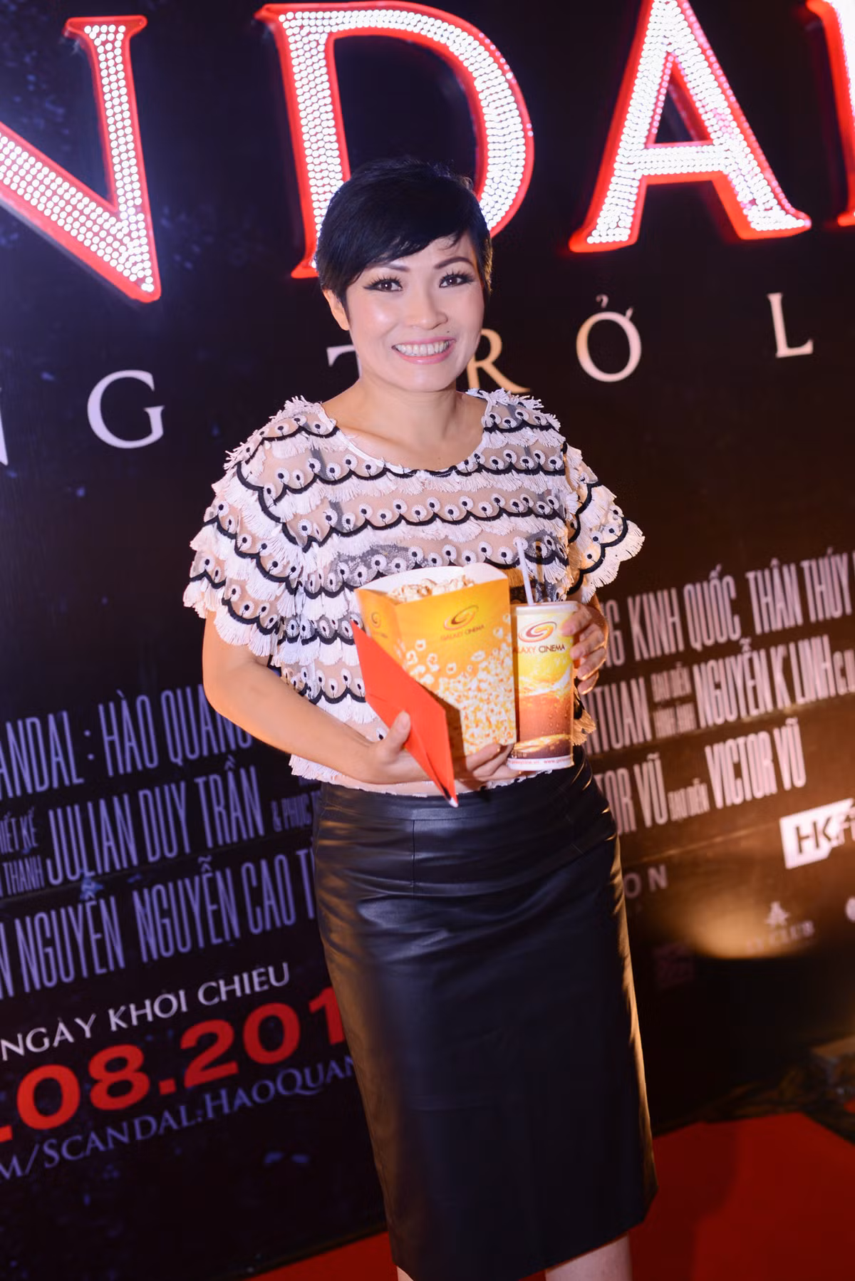 Ca sĩ Phương Thanh đến chúc mừng đoàn phim. Là diễn viên tay ngang, Phương Thanh cũng có nhiều vai diễn đáng nhớ. Gần đây nữ ca sĩ tham gia bộ phim "Vừa đi vừa khóc".