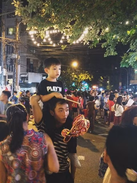 Buổi đi chơi này được một người bạn của chàng doanh nhân chia sẻ trên facebook. Ngay lập tức, hình ảnh của Cường đô la và con trai đã thu hút sự quan tâm đặc biệt của cư dân mạng.