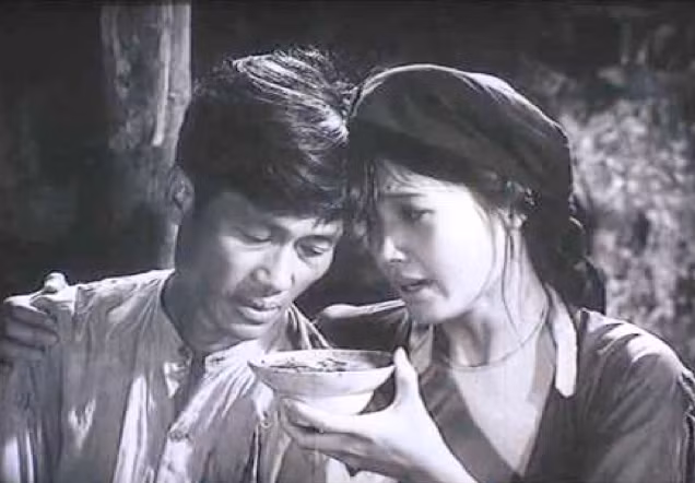 Điển hình cho cái nghèo còn phải kể đến vai diễn của Lê Vân trong phim "Chị Dậu". Để có tiền nộp siêu, chị Dậu phải cắn răng bán cả chó lẫn con.