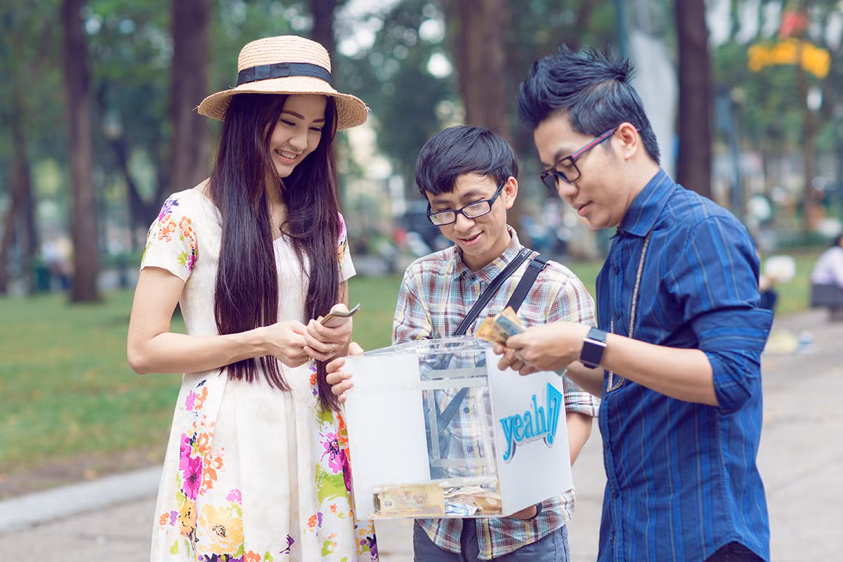Ngay sau buổi bán bóng bay và bánh mứt, toàn bộ số tiền gom được đã được Quỳnh cùng chương trình "Sống để yêu nhau" mang đến trao trực tiếp cho gia đình người phụ nữ nghèo tên Thảo sống giữa lòng Sài Gòn.