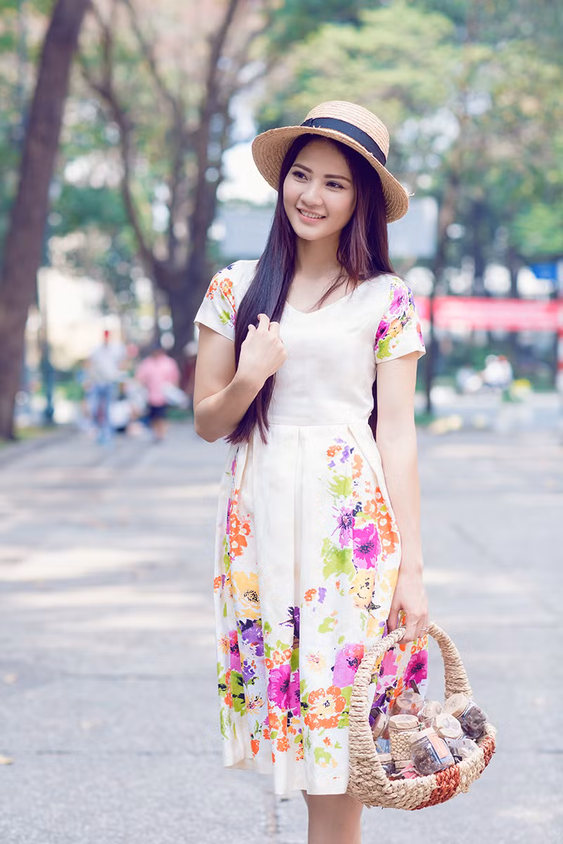 Giữa phố đông, Trần Thị Quỳnh nổi bật với vóc dáng cao ráo, mái tóc dài và vẻ đẹp đằm thắm.