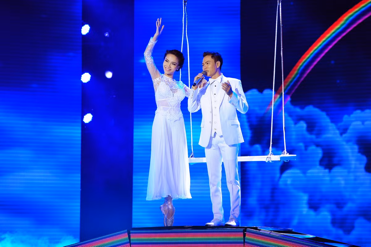 Tối 24/8, liveshow 4 vòng Tourmalet, The X- Factor với chủ đề DJ và các ca khúc hit đã diễn ra giữa 11 thí sinh, nhóm ca xuất sắc đến từ 4 đội. Trong đêm thi Quang Đại đã chuyển từ dòng nhạc quê hương, bolero sang nhạc trẻ với bản hit của Tuấn Hưng - "Tìm lại bầu trời". Tiết mục này còn được chính Quán quân Bước nhảy hoàn vũ Yến Trang múa phụ họa.