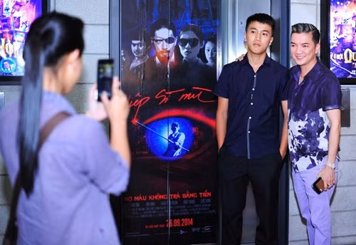 Bất ngờ phát hiện ra tấm poster bộ phim “Hiệp sĩ mù” được trưng bày ở rạp chiếu phim, ngay lập tức Đàm Vĩnh Hưng đã rủ Ngọc Thanh Tâm và một vài khán giả chụp hình để làm kỷ niệm.