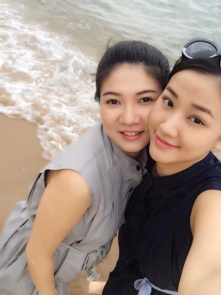 Về chuyện riêng, Maya từng được nhắc đến với cái tên "người tình của Hà Dũng", nhưng hai người nhanh chóng chia tay sau khi cô vào Sài Gòn lập nghiệp. Sau đó, chuyện tình cảm hiếm khi được nữ ca sĩ chia sẻ trên mặt báo. Người đàn ông hiện tại của Maya vẫn nằm trong vòng bí mật, khiến nhiều người không khỏi tò mò.