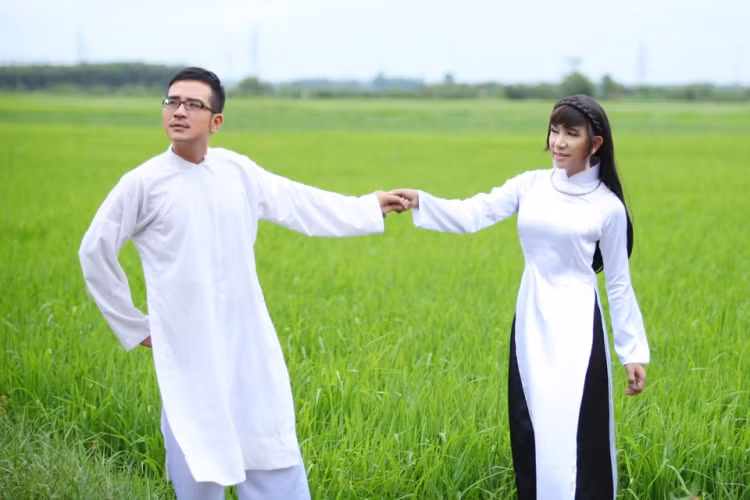 Với vóc dáng nhỏ nhắn, Long Nhật có nhiều lợi thế trong những lần đổi phận "nữ nhi".