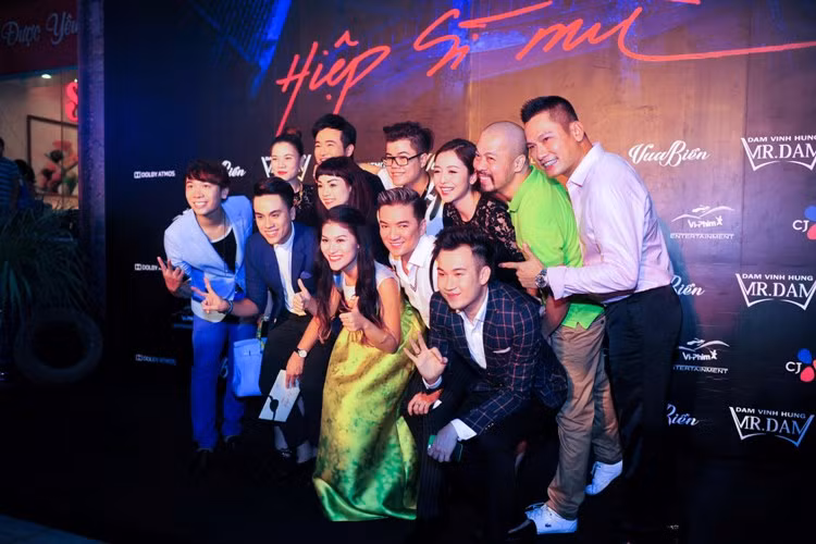 “Hiệp sĩ mù” hiện đã được xếp lịch chiếu ở hơn 60 cụm rạp trên cả nước. Trong thời gian này đoàn làm phim sẽ tổ chức 10 chuyến giao lưu với khán giả ở các rạp tại TP.HCM, Hà Nội, Hải Phòng, Nha Trang, Đà Nẵng, Cần Thơ…