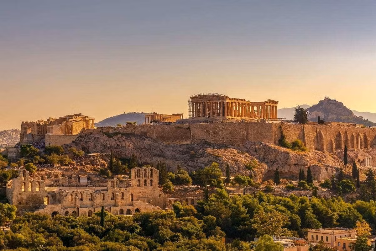 Tọa lạc trên một núi đá cao 150 mét có bề mặt bằng phẳng ở thủ đô Athens của Hy Lạp, Acropolis được coi là kỳ quan kiến trúc số một của nền văn minh Hy Lạp còn tồn tại đến ngày nay. Ảnh: TheCollector.