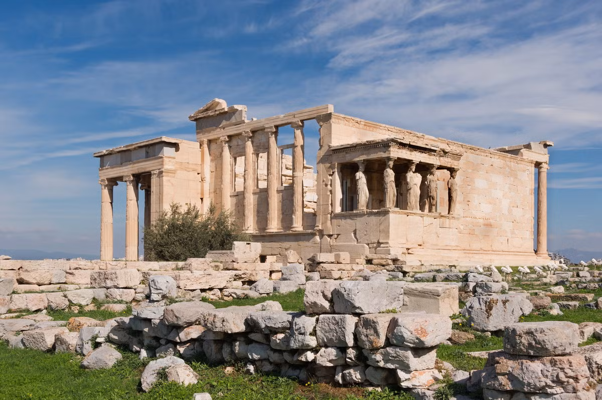 Đền Erechtheion mang đậm nét kiến trúc Hy Lạp nhưng có mặt bằng không đốì xứng, gồm ba phần gần như độc lập với ba mái nhà riêng biệt. Đây là một cấu trúc kỳ lạ trong kiến trúc Hy Lạp cổ. Ảnh: Wikipedia.