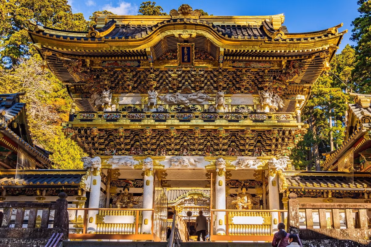 Trong hệ thống đền Tosho-gu ở Nhật Bản, đền Tosho-gu ở Nikko là đền chính, để phân biệt với các Tosho-gu khác, đền được gọi là Nikko Tosho-gu. Công trình được Tokugawa Hidetaka, con trai của Ieyasu xây vào năm 1617, sau đó Tokugawa Iemitsu mở rộng thêm. Ảnh: Japan Up Close.