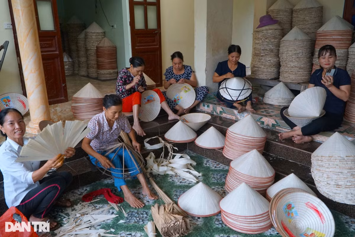Nhung nguoi phu nu mat van tay, bat mau moi ngay de kiem 100.000d