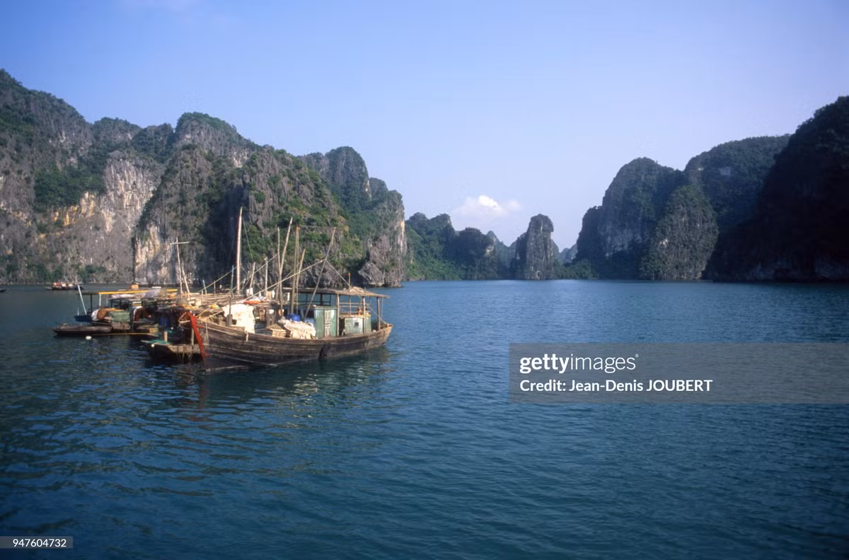 Một góc vịnh Hạ Long, hướng nhìn về hang Sửng Sốt, năm 1999.