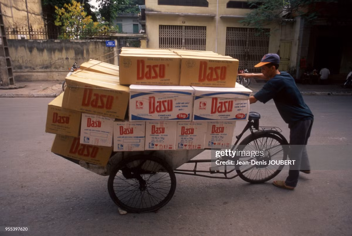 Chiếc xích lô chất đầy các thùng bột giặt Daso trên đường phố Hải Phòng năm 1999.