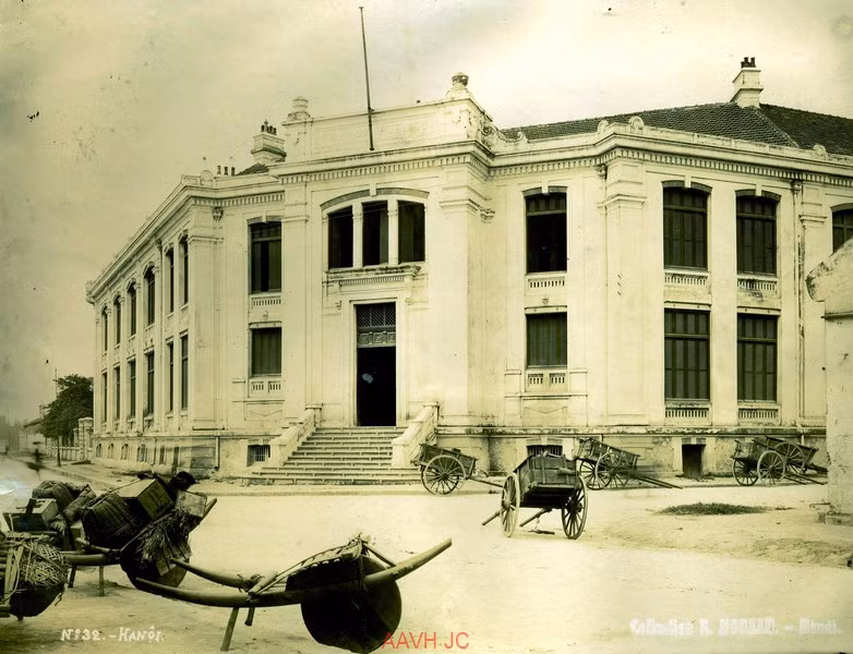 Trụ sở Nha Công chính Đông Dương, thường gọi là tòa án Hàng Tre, nằm ở góc phố Hàng Tre - Lò Sũ ngày nay.