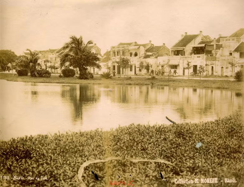 Dãy phố bên hồ Hoàn Kiếm.