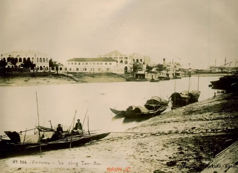 Những con thuyền nhỏ trên sông Tam Bạc, Hải Phòng khoảng năm 1900. Ảnh: Aavh.org.