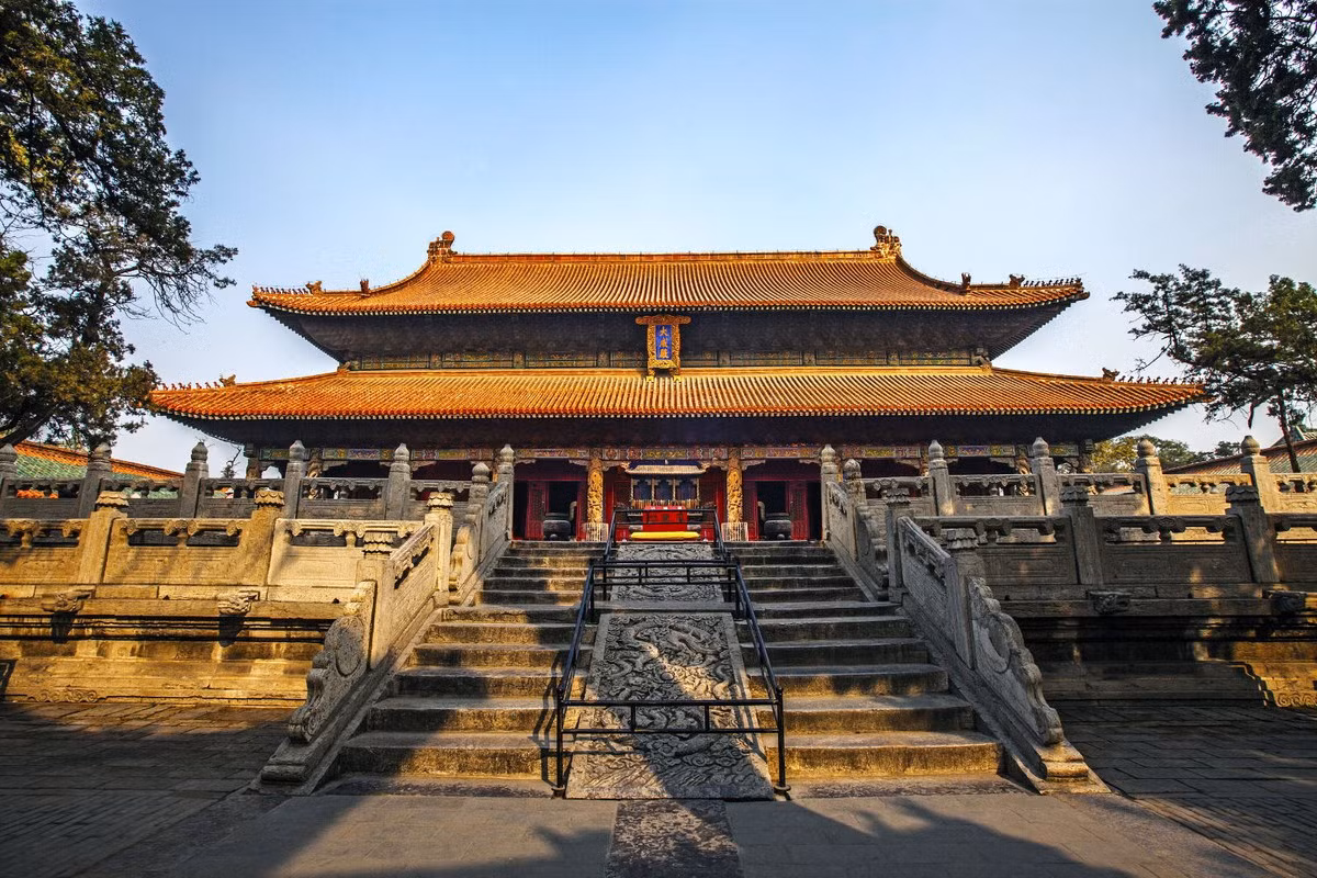 Kiến trúc chính của Khổng Miếu là điện Đại Thành, cả khối điện cao khoảng 30 mét, rộng hơn 50 mét, trên mái điện lợp ngói vàng rực rỡ, tượng trưng cho sự trang nghiêm. Ảnh: Icocn.org.cn.